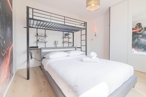 deux lits dans une chambre aux murs blancs dans l'établissement *Disneyland-Paris* 5 personnes, Parking, Wifi, à Montévrain