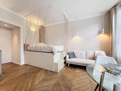 - un salon avec un lit suspendu et un canapé dans l'établissement Camilla, à Troyes