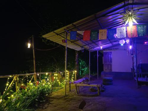 dom oświetlony w nocy światłami w obiekcie Triloka Dorm by The Offbeat Crew w mieście Munnar