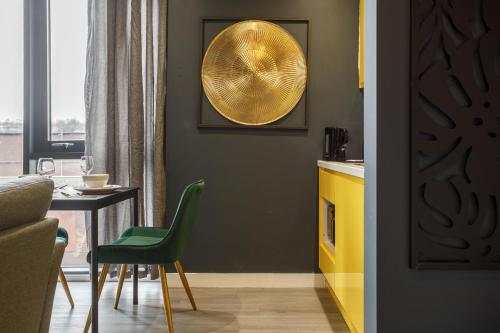 une cuisine avec une table et une chaise verte dans l'établissement Opulence Studio in Sheffield, à Sheffield