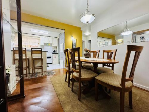 kuchnia i jadalnia ze stołem i krzesłami w obiekcie MRG - Ensolarado 2D - Centro de Gramado w mieście Gramado