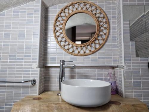 ein Badezimmer mit einem weißen Waschbecken und einem Spiegel in der Unterkunft Znc Holiday House in Cetara