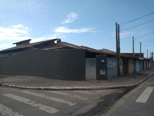 an empty street with a building on the side at Casa da Ruthemar-Suite para 2 pessoas in São Sebastião