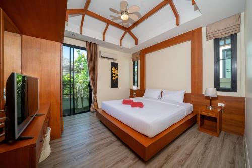 Un pat sau paturi într-o cameră la Private 2BR Pool Villa 2D03 in Gated Residence Rawai VIP Villas