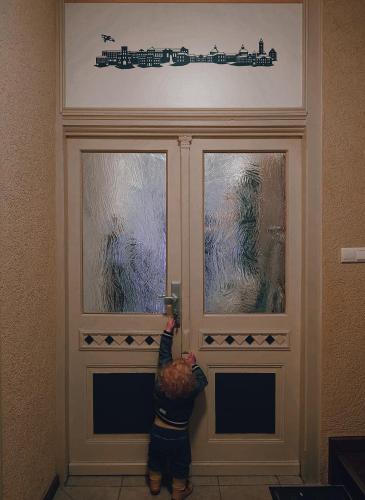 a child painting a door with a train on it at Serenity Ferienwohnungen in Gotha in Gotha