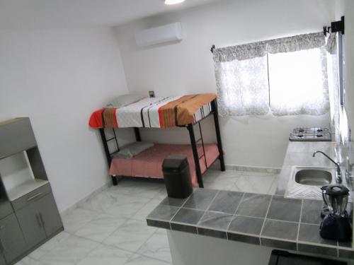 科蘇梅爾的住宿－Hermoso departamento，一间带双层床和水槽的小厨房