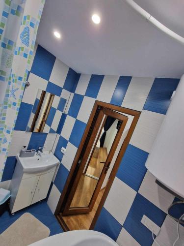 a bathroom with a toilet and a sink at Apartamentul lui Vlad in Jurilovca
