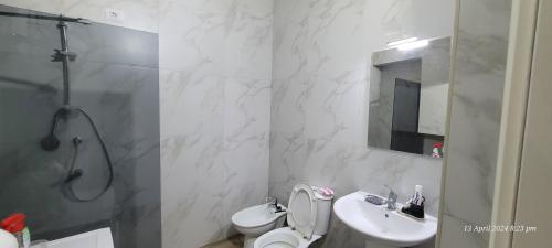 uma casa de banho branca com um WC e um lavatório em J&M Rooms em Shkodër