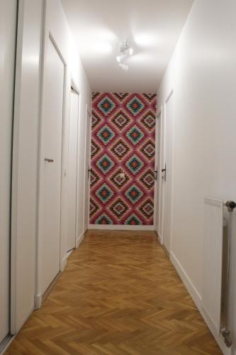 einen leeren Flur mit Wandteppich an der Wand in der Unterkunft Beautiful and Cosy Room in Villejuif