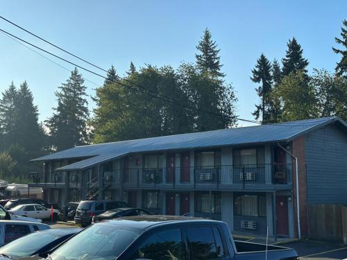 um edifício com carros estacionados num parque de estacionamento em Rama Inn em Washougal