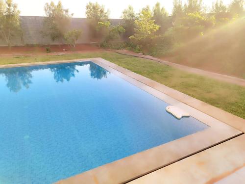 an overhead view of a swimming pool in a yard at ferme privé avec piscine in Safi