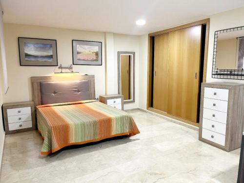1 dormitorio con 1 cama y vestidor en Confortable flat in the city center, en Ceuta