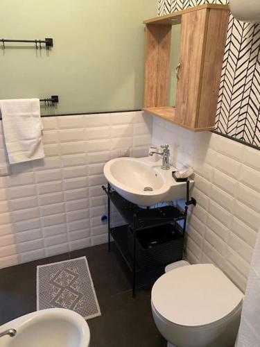 a bathroom with a toilet and a sink at Loft Marinella l'aereoporto di Lamezia sul mare Kitesurf in SantʼEufemia Lamezia