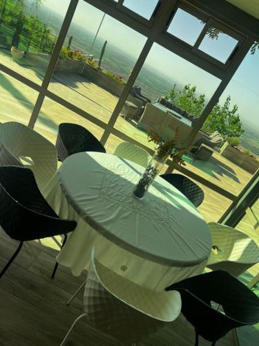 een tafel met stoelen en een vaas erop bij Villa SKYVIEW in Beni Mellal