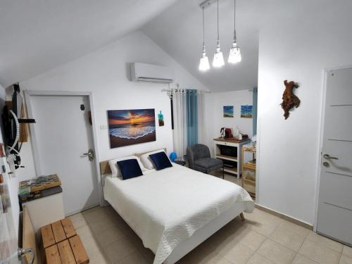 Schlafzimmer mit einem Bett und einem Schreibtisch in der Unterkunft בית המזל in Bet Scheʼan