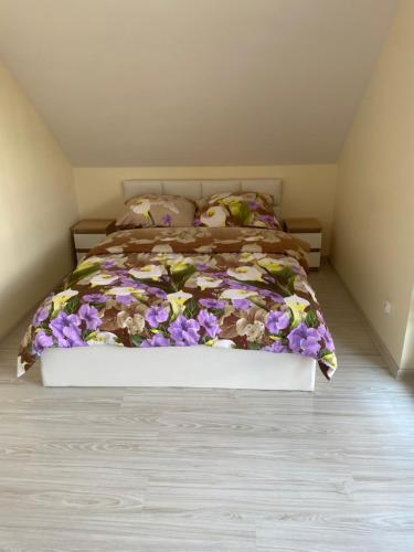 ゴニョンツにあるBiebrzańska Przystańのベッドルーム1室(花の飾られたベッド1台付)