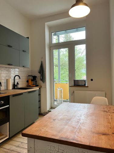 eine Küche mit einer hölzernen Arbeitsplatte in einem Zimmer in der Unterkunft Zentrale Altbau-Wohnung mit Charme in Hannover