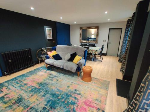 un soggiorno con divano e tappeto di Harmony Cottage a Eglinton