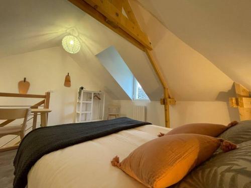Postel nebo postele na pokoji v ubytování Thuit de l'Oison - Magnifique appart F2 duplex