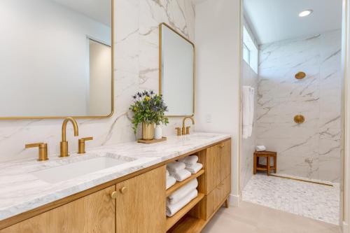 W łazience znajduje się umywalka i lustro. w obiekcie The Reserve at Polo Villas 18 by AvantStay w mieście La Quinta