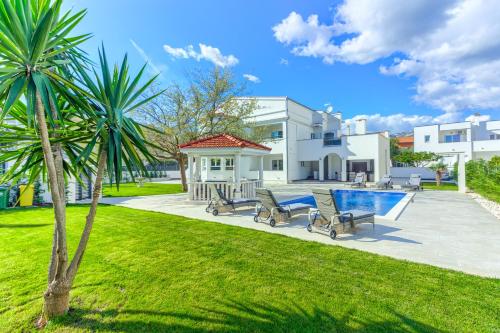 VILLA DANICA with heated pool and jacuzzi