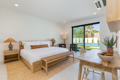 sypialnia z łóżkiem i stołem w obiekcie The Reserve at Polo Villas 18 by AvantStay w mieście La Quinta