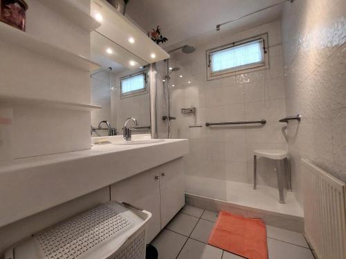 une salle de bain blanche avec un lavabo et une douche dans l'établissement Résidence La Cerisaie - Très spacieux et confortable pour ce bel appartement ! MAE-2441, à Aix-les-Bains