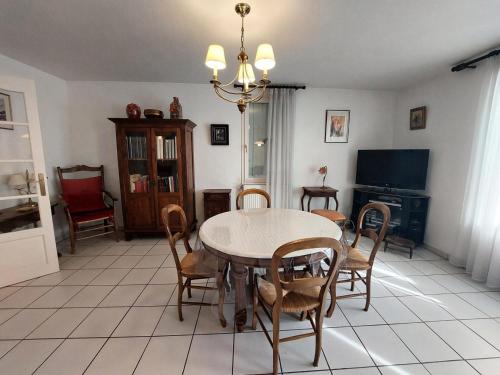une salle à manger avec une table et des chaises dans l'établissement Résidence La Cerisaie - Très spacieux et confortable pour ce bel appartement ! MAE-2441, à Aix-les-Bains