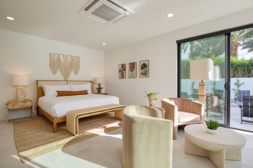 拉昆塔的住宿－The Reserve at Polo Villas 15 by AvantStay，一间卧室设有一张床和一间客厅。