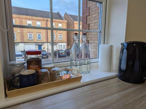 una ventana con botellas y frascos en un estante en 83 en Bournemouth