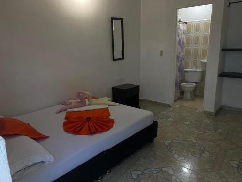 una camera con letto e un bagno con servizi igienici di Hotel san Jorge a Melgar