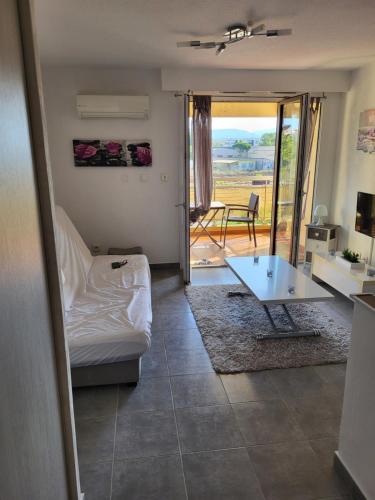 un salon avec un lit et une table dans l'établissement Studio confort, à Fréjus