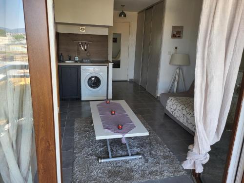 - un salon avec un lave-linge et un sèche-linge dans une maison dans l'établissement Studio confort, à Fréjus
