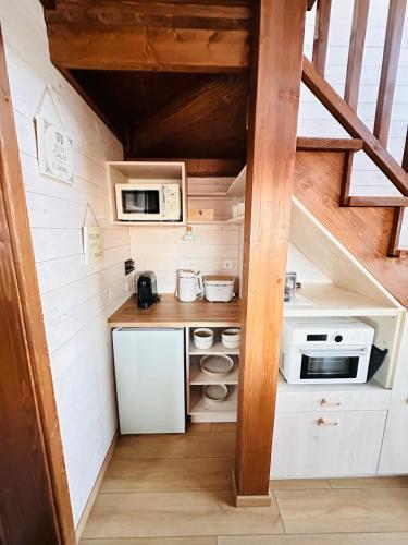 a small kitchen in a tiny house at BeLaWood in Egerszalók