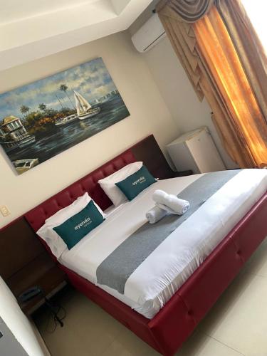um quarto com uma cama grande num quarto em Hotel Yubarta em Buenaventura