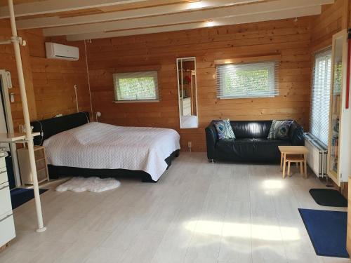 1 dormitorio con 1 cama y 1 sofá en una habitación en Het Roosje en Róterdam