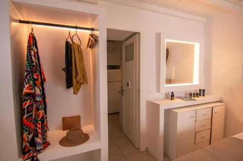 y baño con lavabo y espejo. en windmills suite by opus, en Mykonos ciudad
