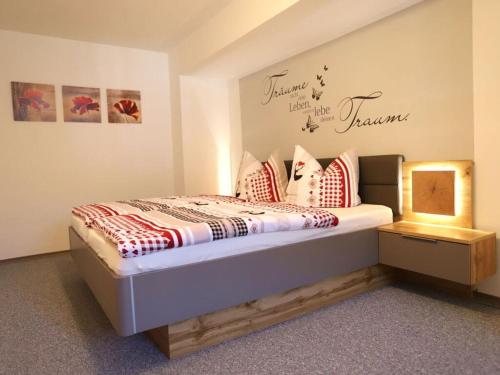 Schlafzimmer mit einem Bett mit roten und weißen Kissen in der Unterkunft Ziegler 2 Modern retreat in Berchtesgaden