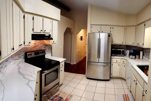Η κουζίνα ή μικρή κουζίνα στο Eclectic Ranch Style Home - Sleeps 12