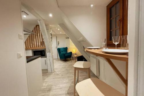 a kitchen and living room with a counter and a stair at Verneuil sur Avre - Superbe appartement Cosy in Verneuil d’Avre et d’Iton