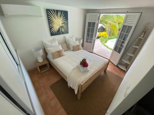Habitación pequeña con cama y balcón. en Lagon privé du Diamant, en Le Diamant