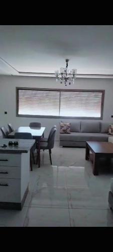 un soggiorno con divano e tavolo di Appartement Marrakech a Marrakech
