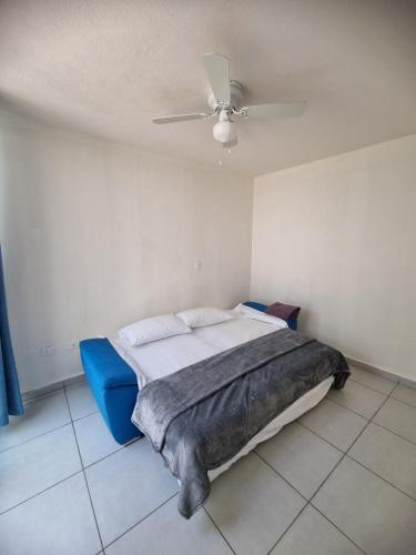 1 dormitorio con 1 cama y ventilador de techo en Casa Denali en Aguascalientes