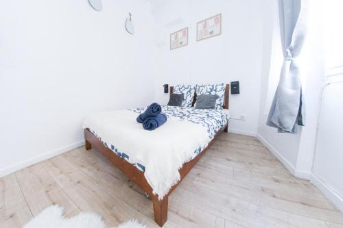 ein Schlafzimmer mit einem Bett und einem blauen Handtuch darauf in der Unterkunft T2 à 5 min de la GARE , CENTRALE et LUMINEUX in Marseille