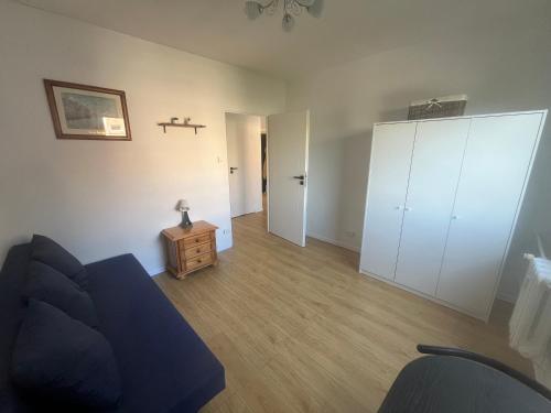 sala de estar con sofá azul y suelo de madera en Apartament Nati, en Cieszyn
