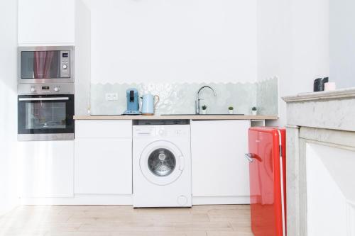 eine Küche mit einer Waschmaschine und einem Waschbecken in der Unterkunft T2 à 5 min de la GARE , CENTRALE et LUMINEUX in Marseille