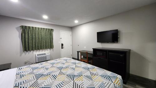Μια τηλεόραση ή/και κέντρο ψυχαγωγίας στο Scottish Inn & Suites