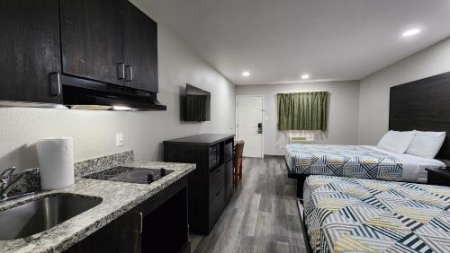 Ένα ή περισσότερα κρεβάτια σε δωμάτιο στο Scottish Inn & Suites