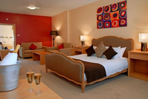 En eller flere senge i et værelse på Antoinette Hotel Wimbledon
