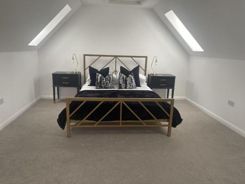 um quarto com uma cama grande com almofadas em Inverness luxury highland NC500 hideaway em Inverness